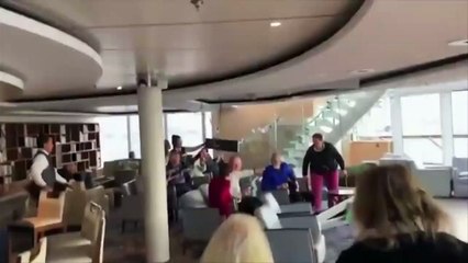 لحظات مروعة من قلب سفينة سياحية توقفت محركاتها في عرض البحر !