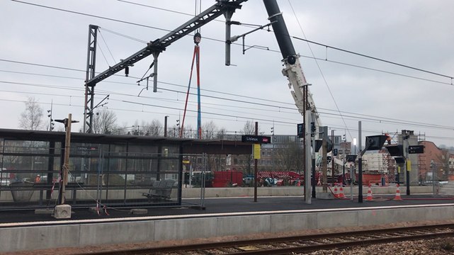 Pose de la passerelle de la gare de Lisieux, par une grue XXL