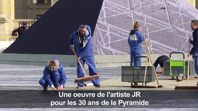 Louvre: JR fête les 30 ans de la Pyramide avec un collage géant