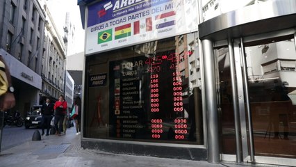 Peso argentino se derrumba en medio de alta inflacion
