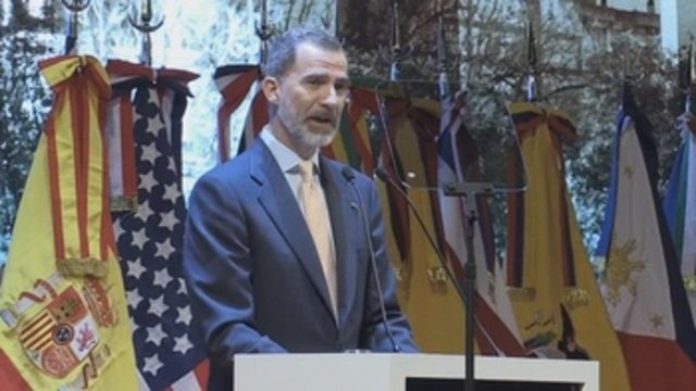 El rey llama a fraternidad hispanoamericana y Vargas Llosa critica a López