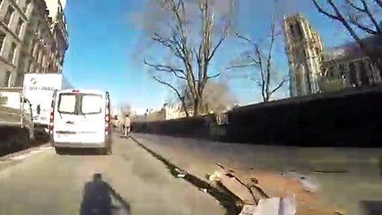 Il teste une nouvelle piste cyclable à Paris