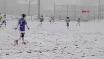 Spor Hakkarigücü Kadın Futbol Takımı, Kar Yağışı Altındaki Maçı 3-0 Kazandı