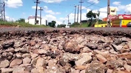 Buraco é sinalizado com cone na Avenida Piquiri