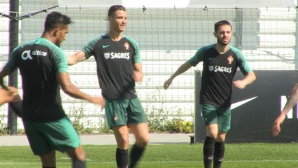 Portugal - Ronaldo tout sourire à l'entraînement