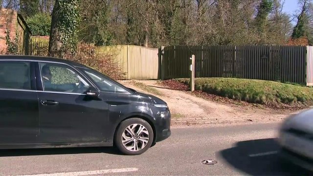 Senior Tories arrive at Chequers to meet May