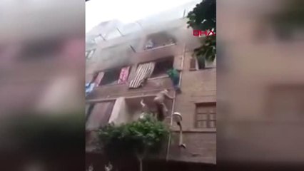 Dha Dış - Yangında Mahsur Kalanları Boruya Tırmanarak Kurtardı