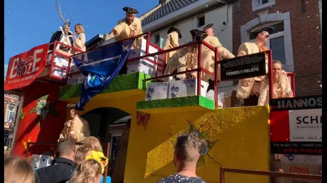 Carnaval de Waremme: le Prince Carnaval fait plaisir aux jeunes Waremmiens