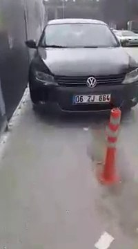 Ce piéton n'apprécie pas que les voitures soient garées sur le trottoir... Regardez ce qu'il va faire