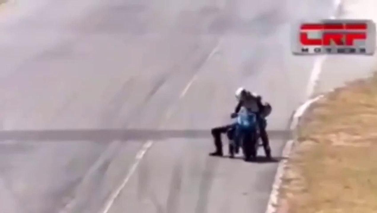 Un motard grimpe sur la moto de son adversaire en pleine course pour en découdre !