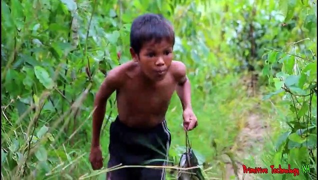 La Technologie Primitive - Manger de délicieux poissons Grillés sur un rocher