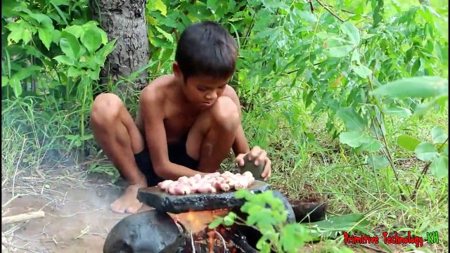 La Technologie Primitive - Manger de délicieuses - Cuisson du poulet de coeur sur un rocher