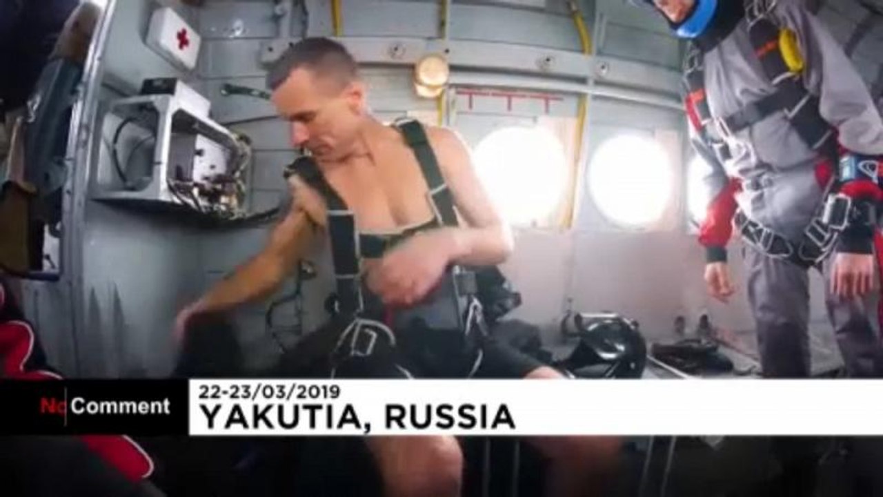 Fallschirmsprung: halbnackt in den Schnee