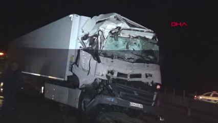 Afyonkarahisar Tır'la Kamyon Çarpıştı, Patates Çuvalları Yola Saçıldı