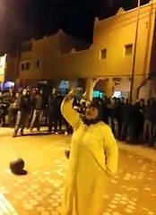 امرأة حاقدة علی الوضعیة الراهنة التي یعیشها المواطن المغربي