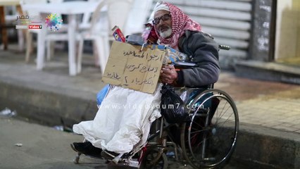 "عم يسرى" يكافح ظروفه الصعبة بكرسى متحرك ليصرف على 4 بنات