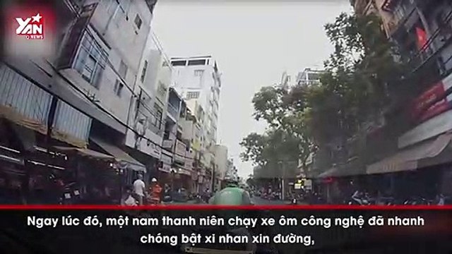 Ấn tượng khoảnh khắc chàng xe ôm làm lá chắn , đẩy xe lăn người đàn ông khuyết tật sang đường an toàn