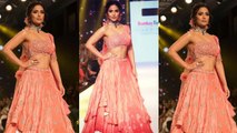 Hina Khan looks beautiful in Peach Lehenga at Bombay Times Fashion Week 2019 | Boldsky