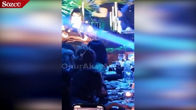 Bülent Ersoy, sahneye atlayan kadına mikrofonuyla vurdu