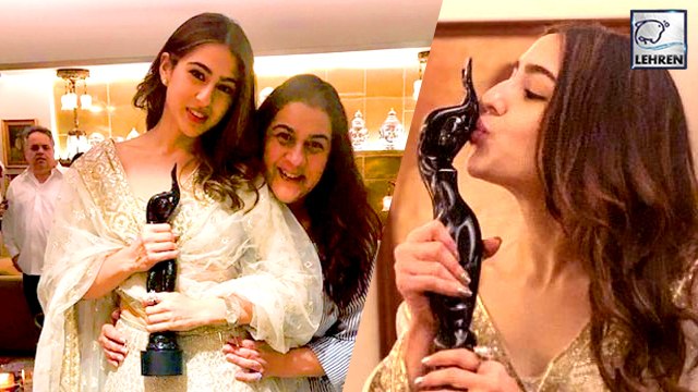 Sara Poses With Her Mother & Her Filmfare Awards On Winning Best Debut Actress Award