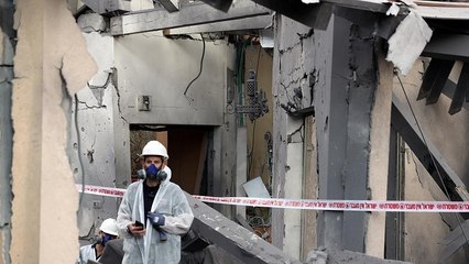 Télécharger la video: Rakete trifft Wohnhaus in der Nähe von Tel Aviv