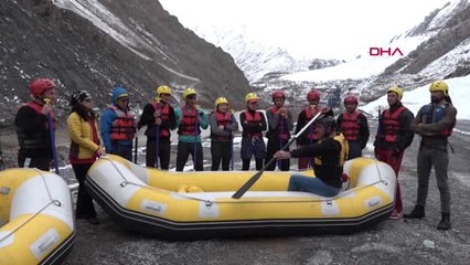 Hakkari Zap Deresi'ndeki Kar Kütleleri Arasında Şampiyonaya Hazırlanıyorlar