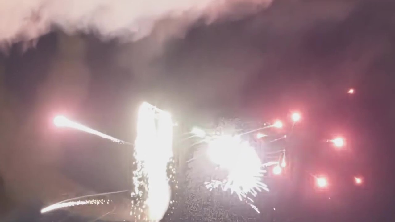 Un avion tire des lasers et des feux d'artifice pendant un show aérien