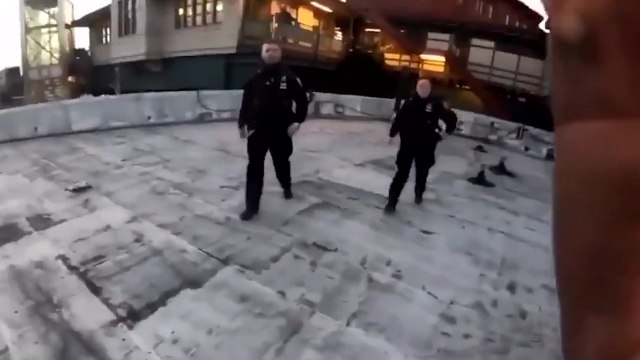 Un homme qui fait du parkour échappe à deux policiers sur un toit