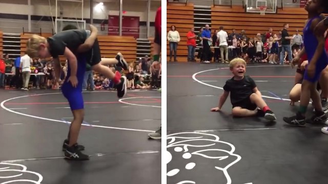 Un jeune lutteur fait une grosse prise de catch à son adversaire