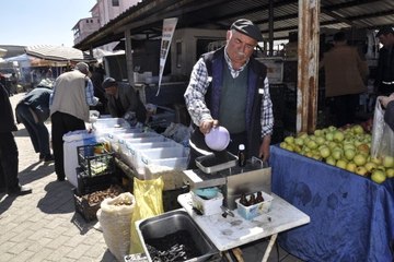 Vatandaşın Gözü Önünde Çörek Otu Yağı Üretip Kilosunu 90 Liraya Satıyor