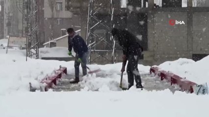 Yüksekova'da Kar Yağışı Etkili Oluyor