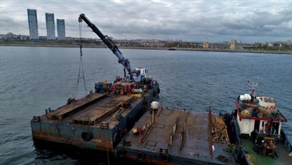 Hayalet Gemi "Bereket"İ Sökmek İçin Dev Vinç Kuruldu