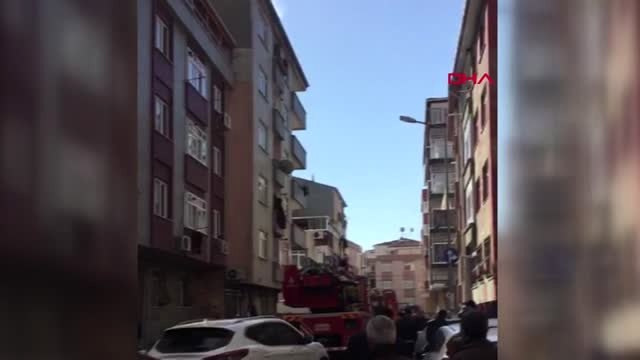 Güngören'de Bir Binanın Çatısında Yangın 1