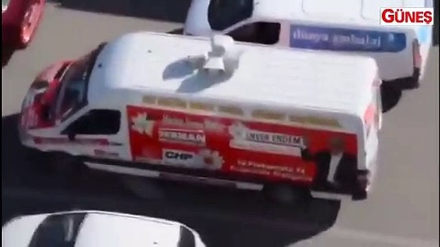 CHP'nin seçim aracında terörden tutuklu Selahattin Demirtaş'ın söylediği şarkı çalındı