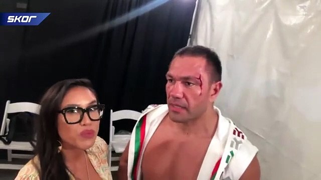 Canlı yayında muhabiri öptü