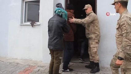 Mehmetçikten Göçmenlere Şefkat Eli