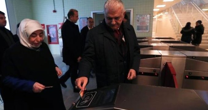 Binali-Semiha Yıldırım Çifti, Akbillerini Basıp Gebze-Halkalı Trenine Bindi