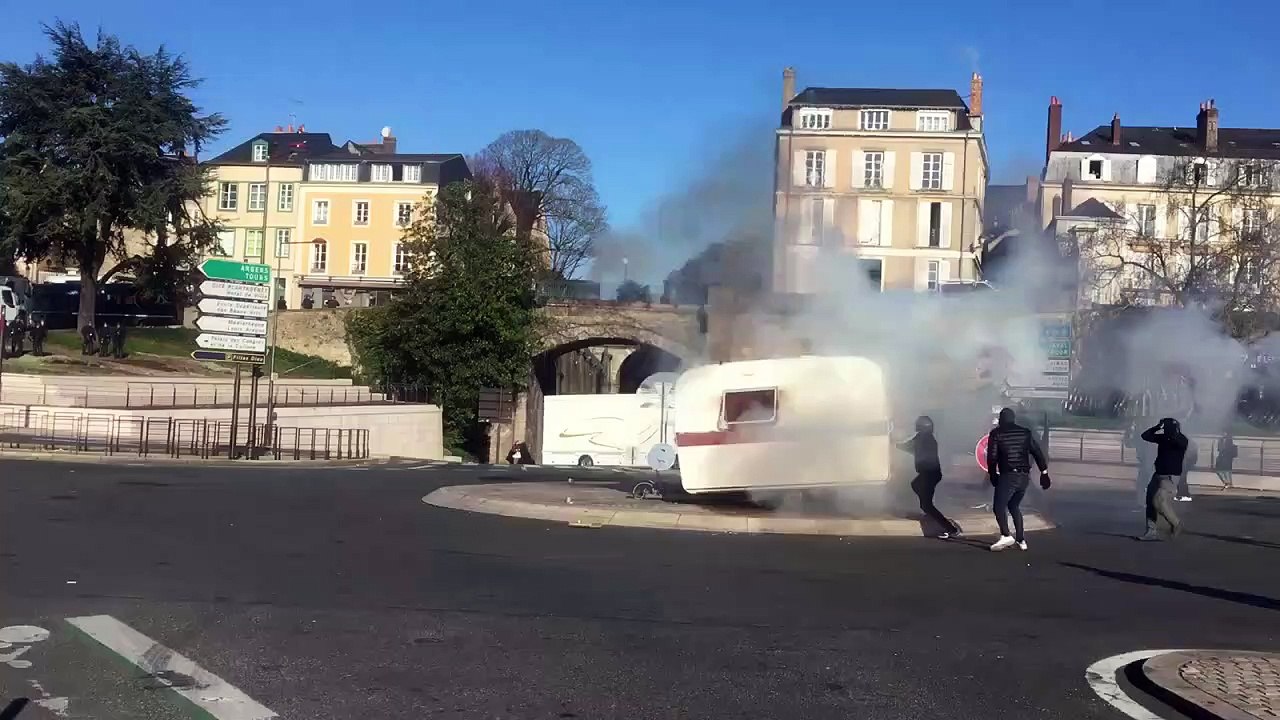 Le Fil Actu - Très violents incidents en cours dans le centre ville du Mans lors d'une manifestation de forains qui a dégénéré