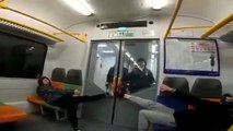 Il bloque l'accès aux contrôleurs dans un train en bloquant les portes.