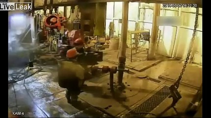 اللحظة المخيفة.. انفجار مروّع لآلة نفط في وجه عاملين