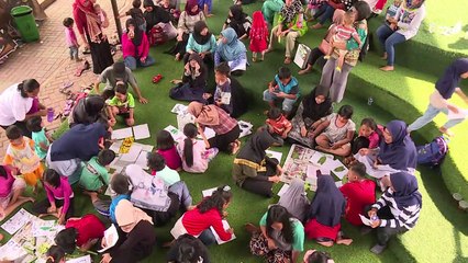 Indonésie: une bibliothèque sous la voie rapide fait le plein