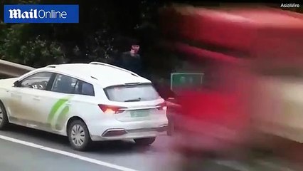 Aracını otoyolun kenarına çeken sürücü ölümden son anda kurtuldu