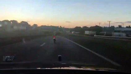 PRF flagra homem pilotando moto deitado em Cascavel