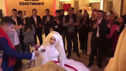 Müslüman Olan Alman Gelin Pasta Yerine Çiğ Köfte Kesti