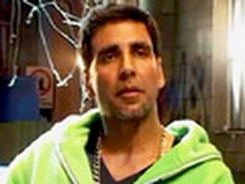 Akshay says sorry to the Bachchans