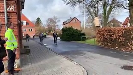 Quand un cycliste joue à la piñata scandinave