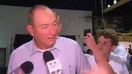 Il éclate un oeuf sur la tête dun sénateur australien