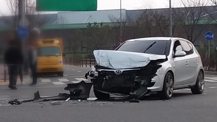 김포서 승용차가 탑차 들이받아...1명 다쳐 / YTN