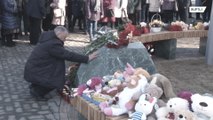 Жители Кемерово пришли почтить память жертв, погибших год назад при пожаре в торговом центре