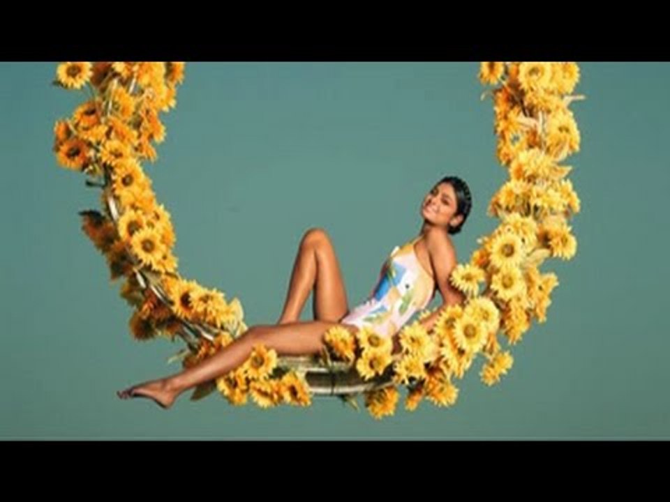 Kingfisher Supermodels on a moving wheel